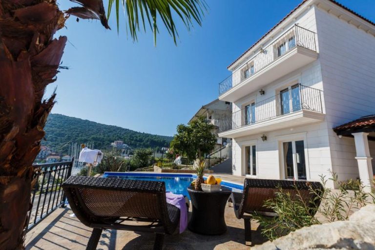 08-2021-16-luxury-seafront-villa-Trogir.jpg