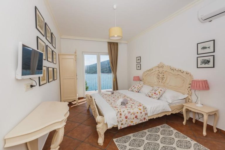 12-2021-16-luxury-seafront-villa-Trogir.jpg