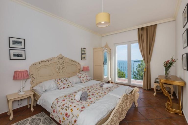 14-2021-16-luxury-seafront-villa-Trogir.jpg