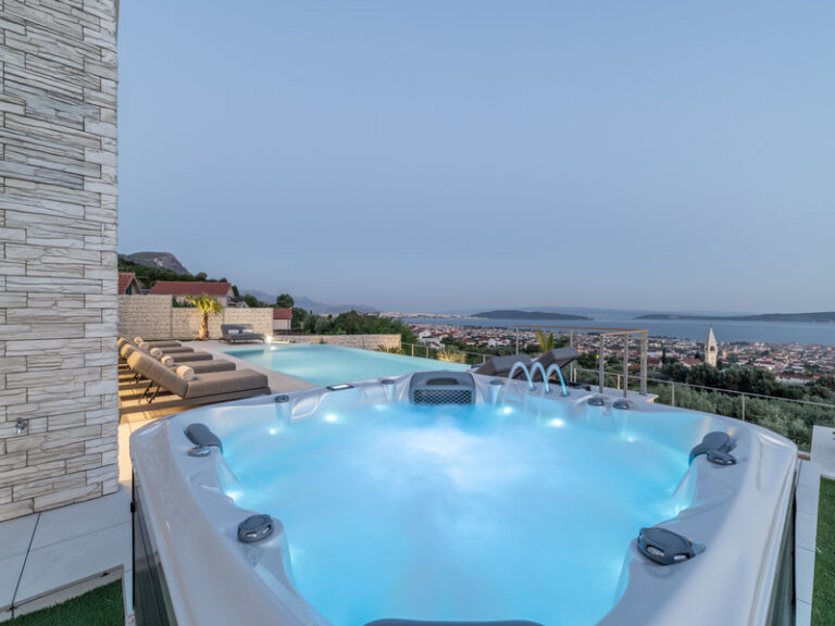 hot tube sea view night
