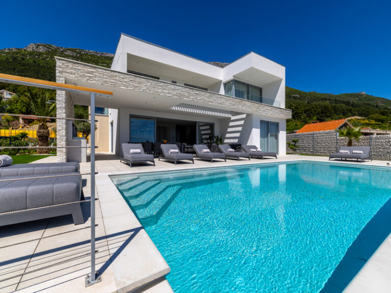 villa & pool view