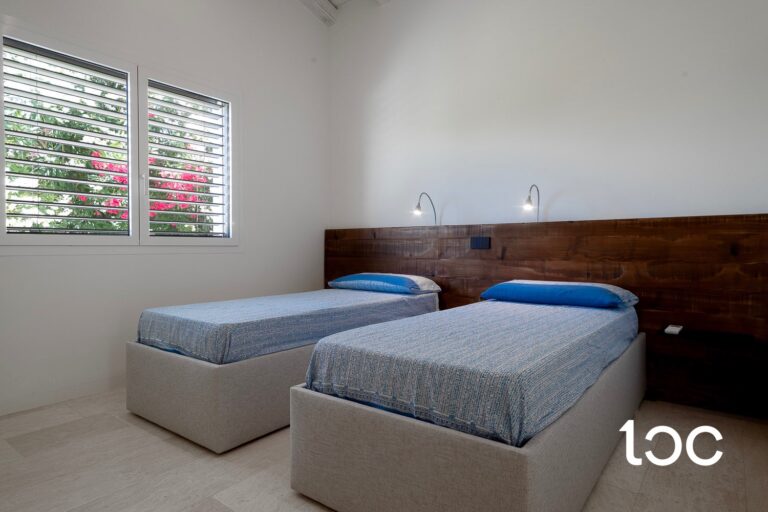 bedroom 2 beds